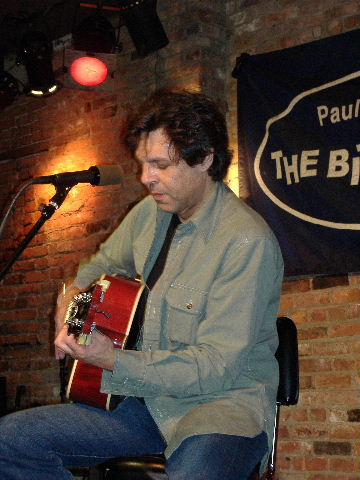 Kasim Sulton at The Bitter End, New York, NY, 9/29/06 - photo by Kris Awgul