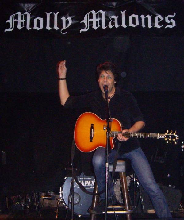 Kasim Sulton solo gig at Molly Malones, Los Angeles, CA, 12/03/09 - photo by Whitney Burr