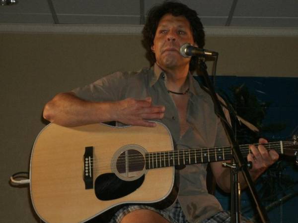 Kasim Sulton solo gig at Akron City Centre Hotel, 09/05/10 - Photo by MikeB