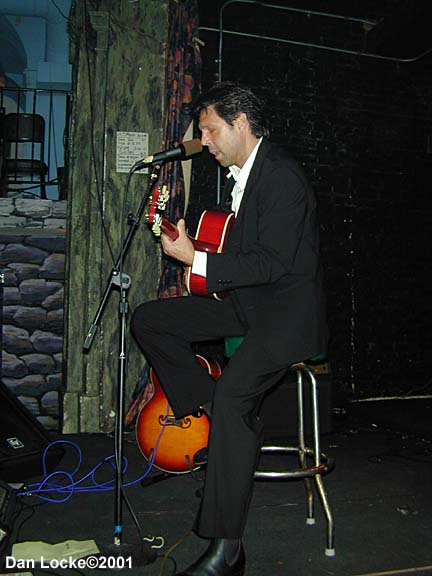 Kasim Sulton at The Abbey Pub, Chicago, 8/10/01 - photo by Dan Locke