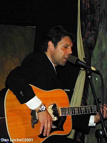 Kasim Sulton at The Abbey Pub, Chicago, 8/10/01 - photo by Dan Locke
