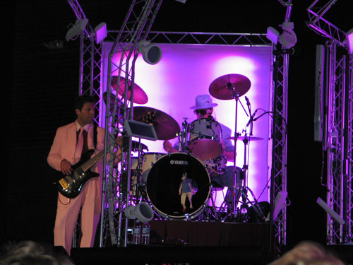 Kasim Sulton in Sandusky - 6/06/04 (photo by Michele Kotlarsky)