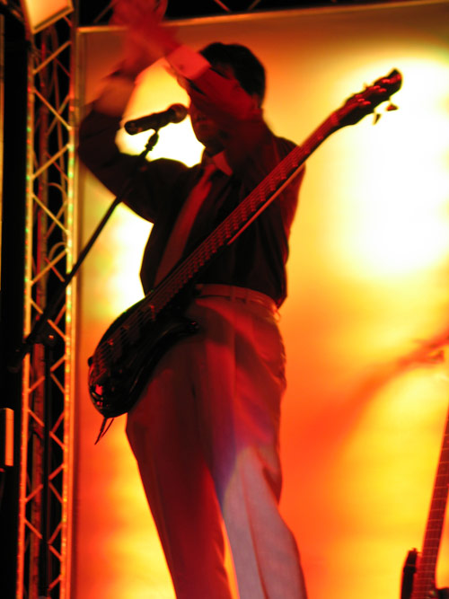 Kasim Sulton in Sandusky - 6/06/04 (photo by Michele Kotlarsky)
