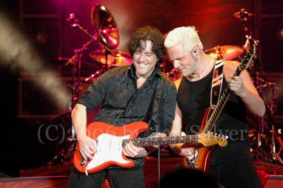 Kasim Sulton at Trump Taj Mahal, Atlantic City, NJ with Meat Loaf - 11/10/06 (photo by Jennifer Salyer)