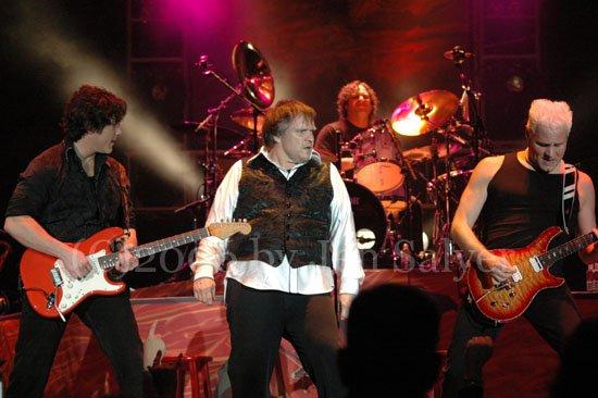 Kasim Sulton at Trump Taj Mahal, Atlantic City, NJ with Meat Loaf - 11/10/06 (photo by Jennifer Salyer)