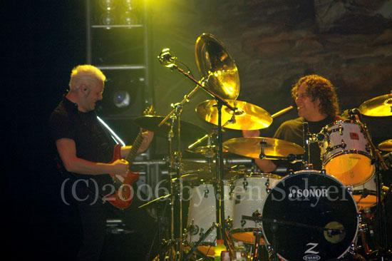 Kasim Sulton at Trump Taj Mahal, Atlantic City, NJ with Meat Loaf - 11/10/06 (photo by Jennifer Salyer)