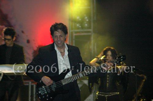 Kasim Sulton at Trump Taj Mahal, Atlantic City, NJ with Meat Loaf - 11/10/06 (photo by Jennifer Salyer)