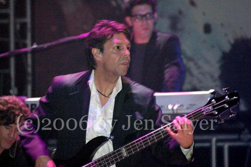 Kasim Sulton at Trump Taj Mahal, Atlantic City, NJ with Meat Loaf - 11/10/06 (photo by Jennifer Salyer)