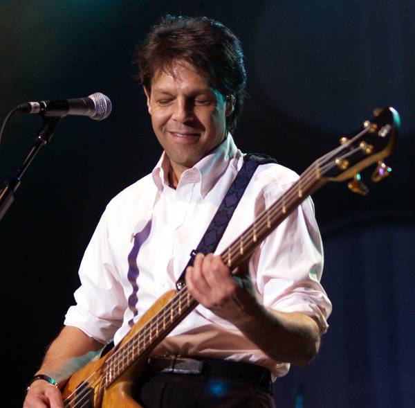 Kasim Sulton at The Borgata as part of The New Cars - 11/18/06 (photo by Gary Goat Goveia)