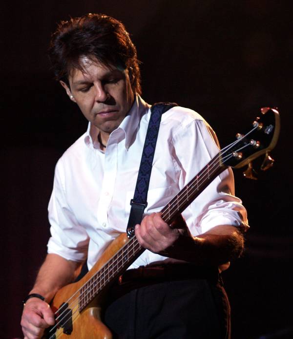 Kasim Sulton at The Borgata as part of The New Cars - 11/18/06 (photo by Gary Goat Goveia)