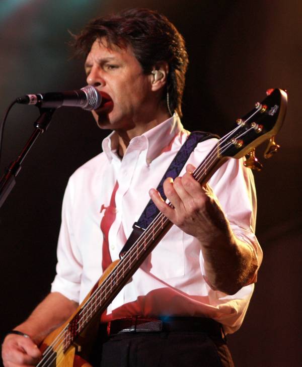 Kasim Sulton at The Borgata as part of The New Cars - 11/18/06 (photo by Gary Goat Goveia)