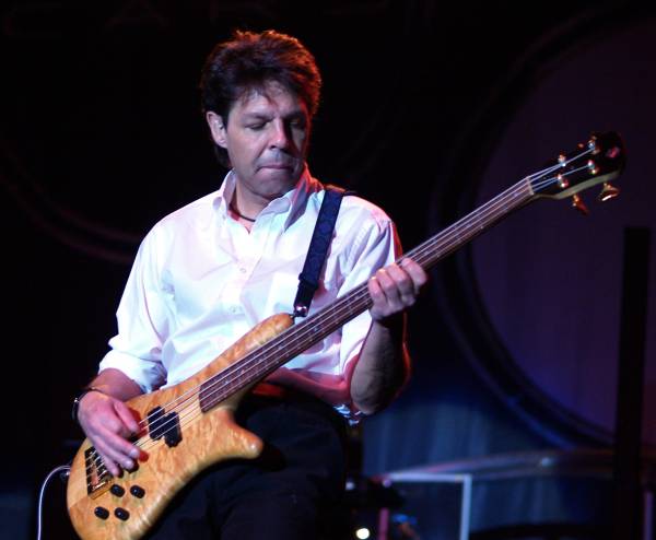 Kasim Sulton at The Borgata as part of The New Cars - 11/18/06 (photo by Gary Goat Goveia)