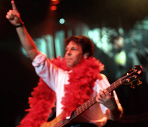 Kasim Sulton at The Borgata as part of The New Cars - 11/18/06 (photo by Gary Goat Goveia)