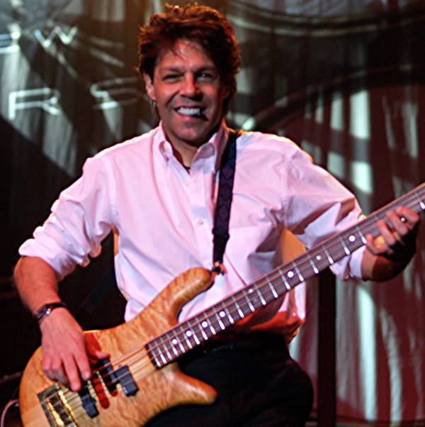 Kasim Sulton at The Borgata as part of The New Cars - 11/18/06 (photo by Gary Goat Goveia)