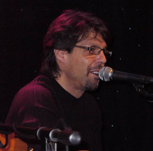 Kasim Sulton at Club Cafe, Pittsburgh, 01/23/07 - Photo by Deb Elliott