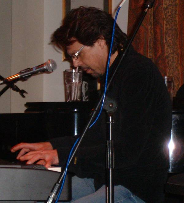 Kasim Sulton at The Van Dyck, Schenectady, NY, 01/20/07 - photo by RMAC