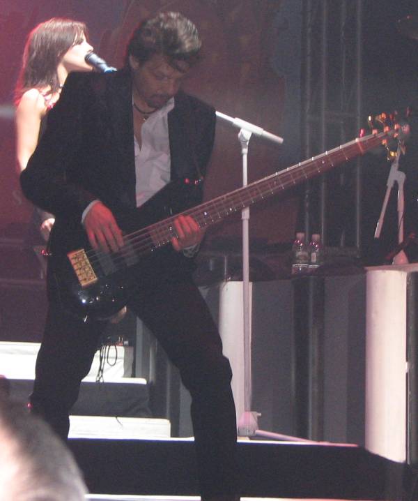 Kasim Sulton in Washington with Meat Loaf, 4/16/07 - photo by Kara Martin