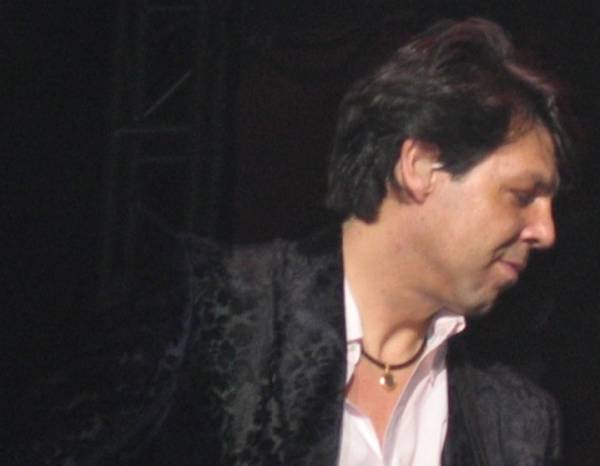 Kasim Sulton with Meat Loaf in Birmingham, England, 5/14/07 - photo by Caryl Burton