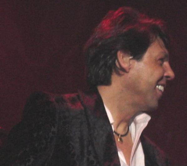 Kasim Sulton with Meat Loaf in Birmingham, England, 5/14/07 - photo by Caryl Burton