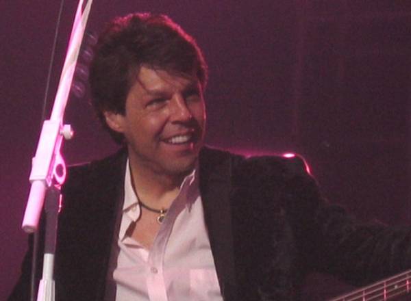 Kasim Sulton with Meat Loaf in Birmingham, England, 5/14/07 - photo by Caryl Burton