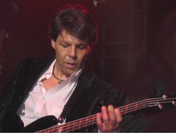 Kasim Sulton with Meat Loaf in Birmingham, England, 5/14/07 - photo by Caryl Burton