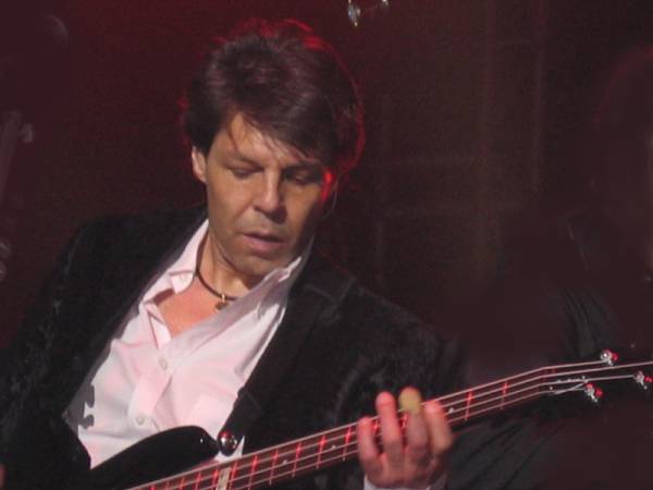 Kasim Sulton with Meat Loaf in Birmingham, England, 5/14/07 - photo by Caryl Burton