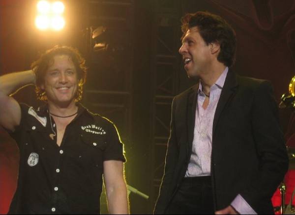 Kasim Sulton with Meat Loaf in Birmingham, England, 5/16/07 - photo by Caryl Burton