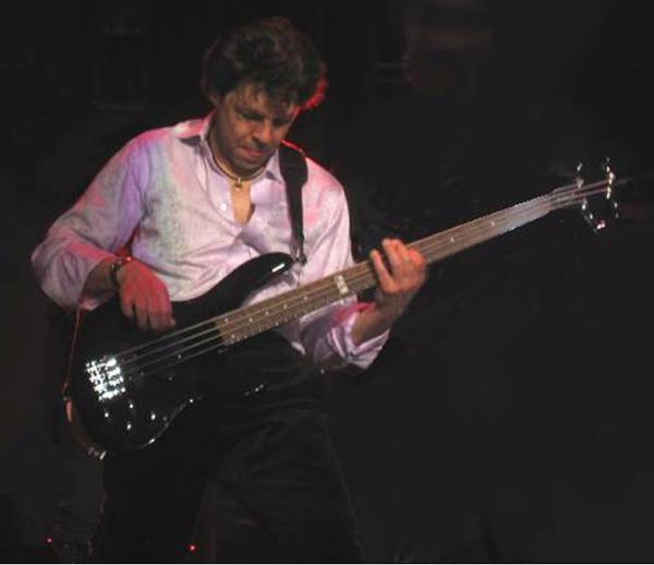 Kasim Sulton with Meat Loaf in Birmingham, England, 5/16/07 - photo by Caryl Burton