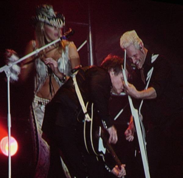 Kasim Sulton with Meat Loaf in Glasgow, Scotland, 5/18/07