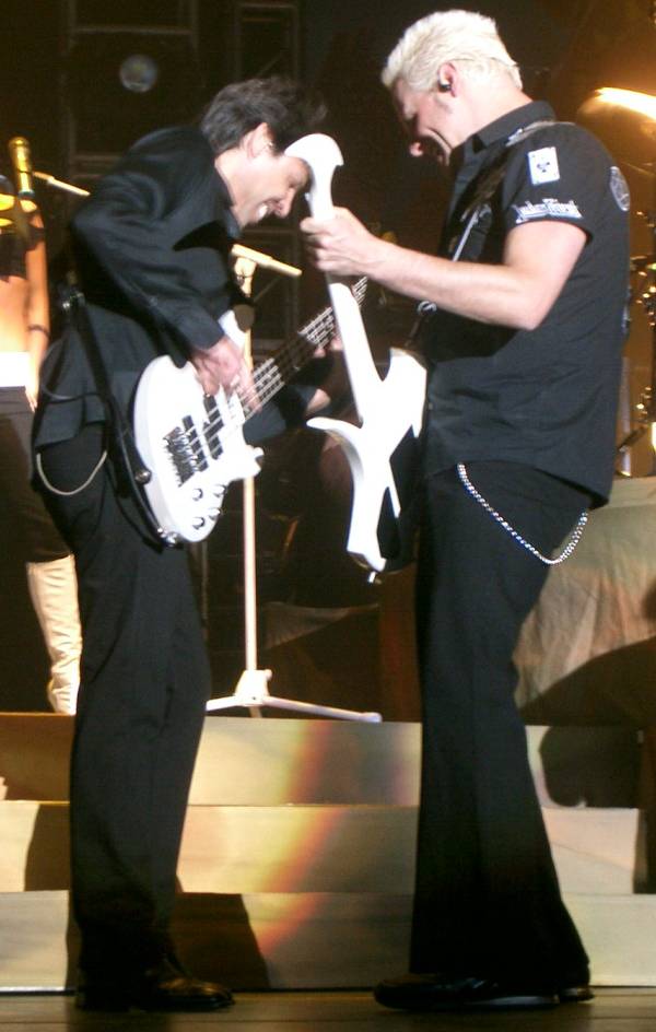 Kasim Sulton with Meat Loaf in Newcastle, England, 5/20/07 - photo by Saeko Crawford