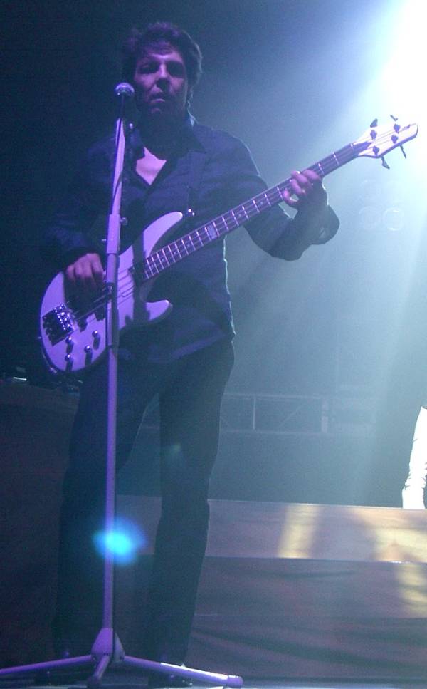 Kasim Sulton with Meat Loaf in Newcastle, England, 5/20/07 - photo by Saeko Crawford