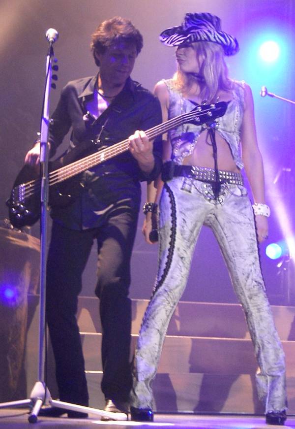 Kasim Sulton with Meat Loaf in Newcastle, England, 5/20/07 - photo by Saeko Crawford