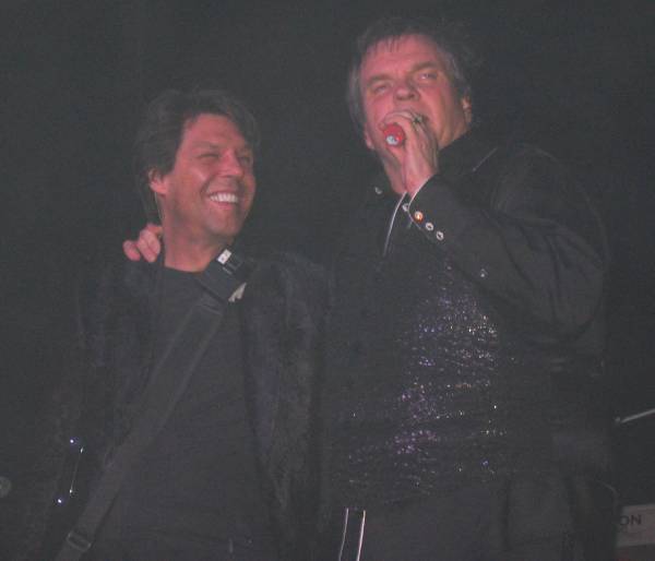 Kasim Sulton with Meat Loaf at Hallam FM Arena, Sheffield, England, 5/29/07 - photo by Caryl Burton