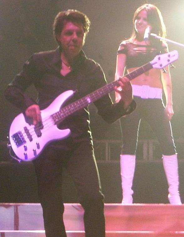 Kasim Sulton with Meat Loaf at Hallam FM Arena, Sheffield, England, 5/29/07 - photo by Saeko Crawford