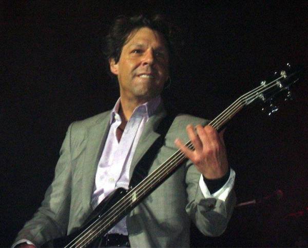 Kasim Sulton with Meat Loaf in Manchester, England, 5/12/07 - photo by Caryl Burton