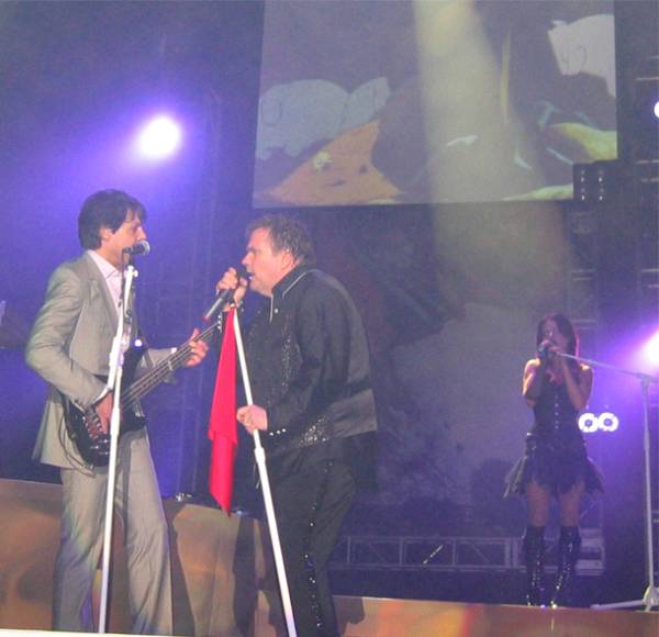 Kasim Sulton with Meat Loaf in Manchester, England, 5/12/07 - photo by Caryl Burton
