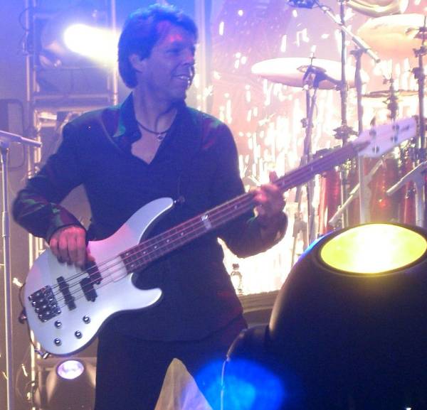 Kasim Sulton with Meat Loaf in Manchester, England, 5/12/07 - photo by Saeko Crawford