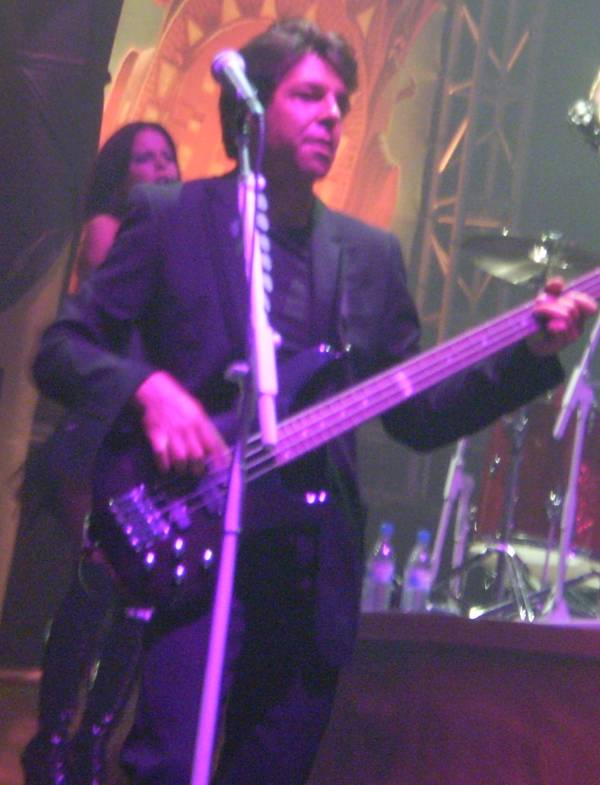 Kasim Sulton (with Meat Loaf) in Cologne, Germany, 6/14/07