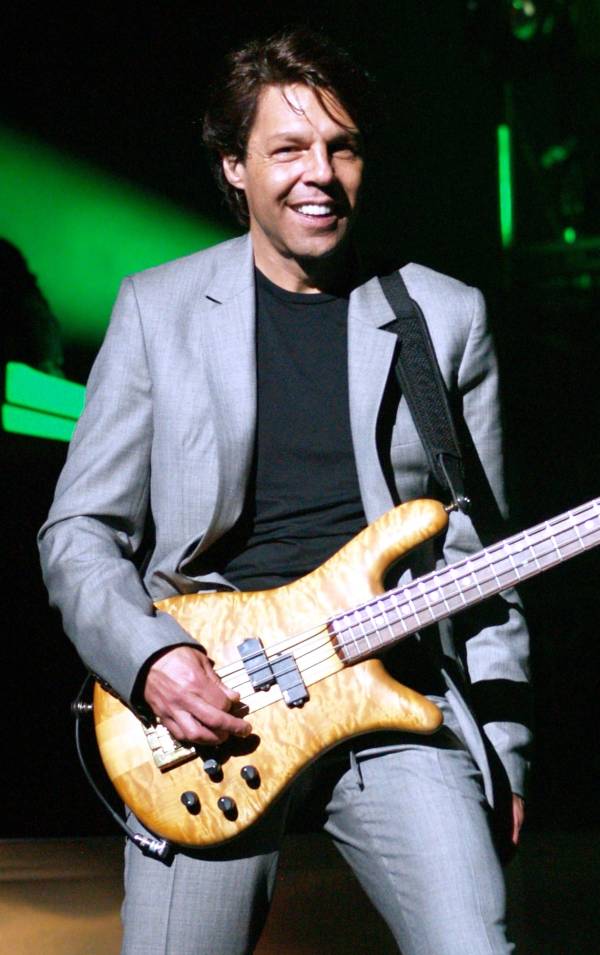 Kasim Sulton (with Meat Loaf) at The Theater at Madison Square Garden in New York City, NY, 07/18/07 - photo by Gary Goat Goveia