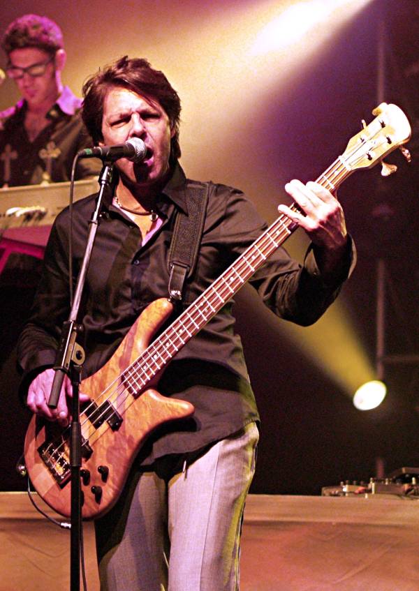 Kasim Sulton (with Meat Loaf) at The Theater at Madison Square Garden in New York City, NY, 07/18/07 - photo by Gary Goat Goveia