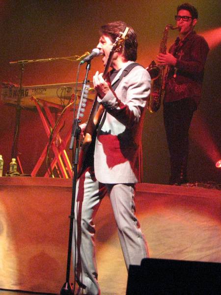 Kasim Sulton (with Meat Loaf) at The Theater at Madison Square Garden in New York City, NY, 07/18/07 - photo by Kathy Borror