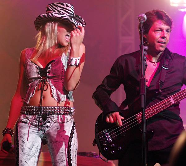 Kasim Sulton (with Meat Loaf) at The Theater at Madison Square Garden in New York City, NY, 07/20/07 - photo by Gary Goat Goveia