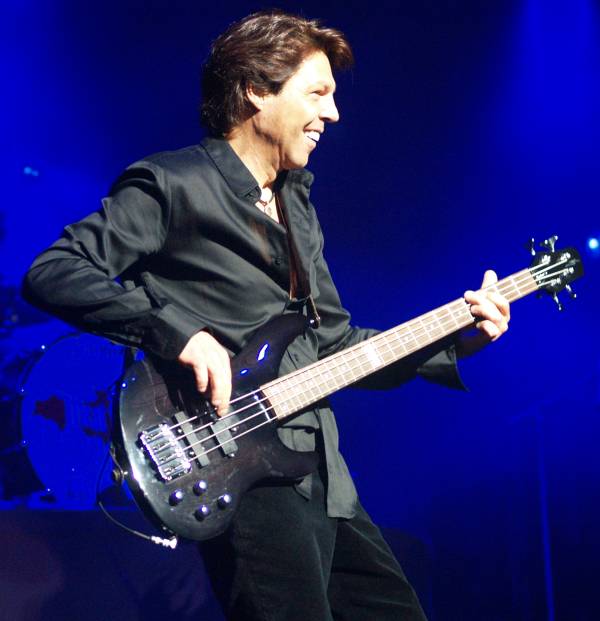 Kasim Sulton (with Meat Loaf) at The Theater at Madison Square Garden in New York City, NY, 07/20/07 - photo by Gary Goat Goveia