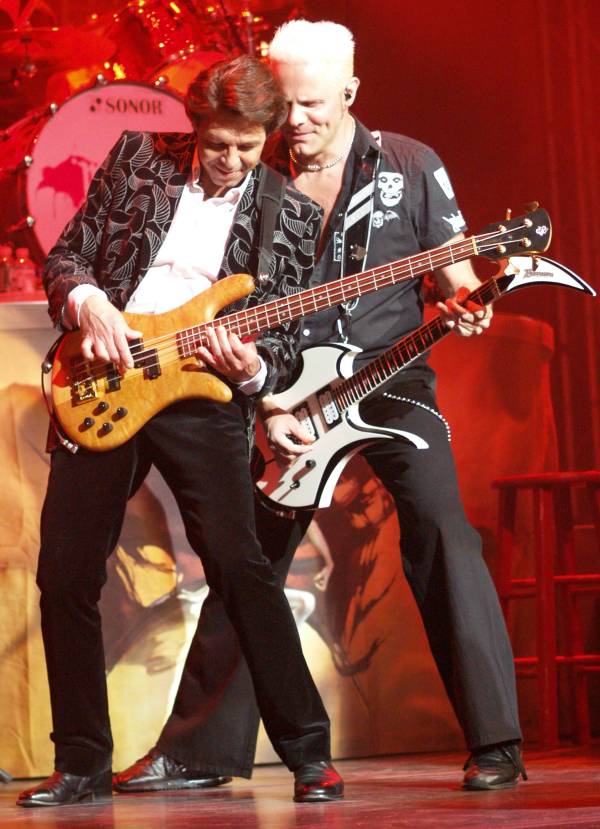 Kasim Sulton (with Meat Loaf) at The Theater at Madison Square Garden in New York City, NY, 07/20/07 - photo by Gary Goat Goveia