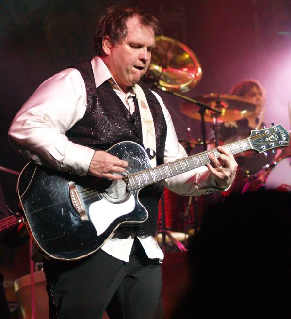 Kasim Sulton (with Meat Loaf) at The Theater at Madison Square Garden in New York City, NY, 07/20/07 - photo by Gary Goat Goveia