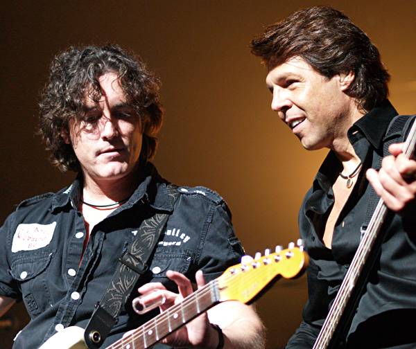 Kasim Sulton (with Meat Loaf) at The Theater at Madison Square Garden in New York City, NY, 07/20/07 - photo by Gary Goat Goveia