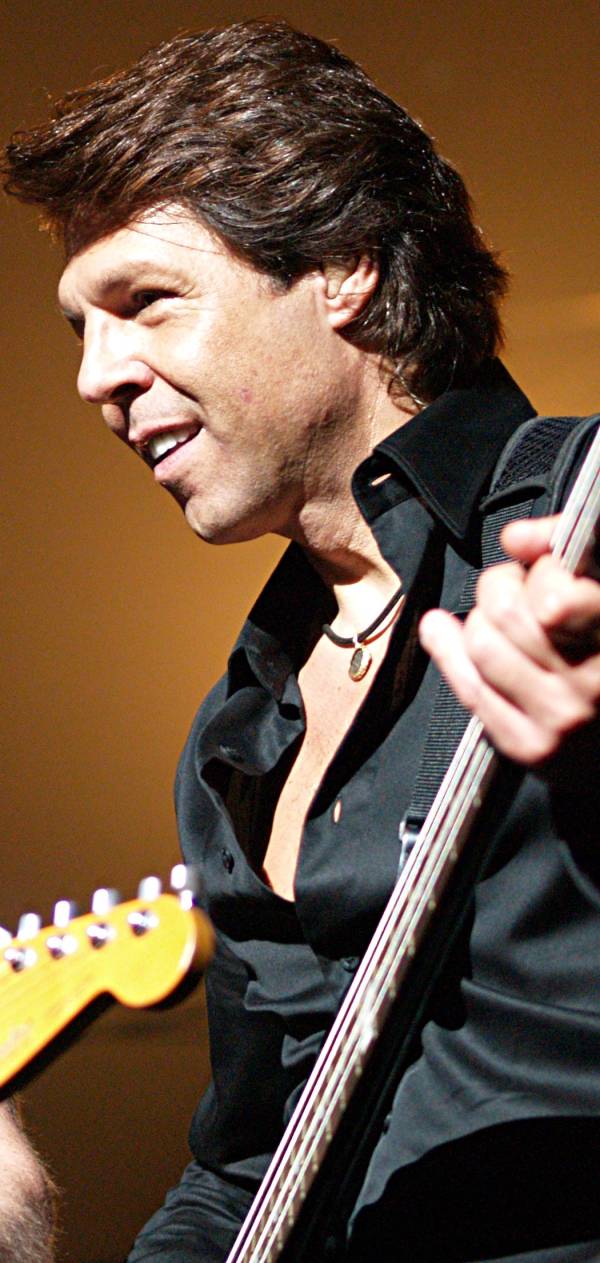 Kasim Sulton (with Meat Loaf) at The Theater at Madison Square Garden in New York City, NY, 07/20/07 - photo by Gary Goat Goveia