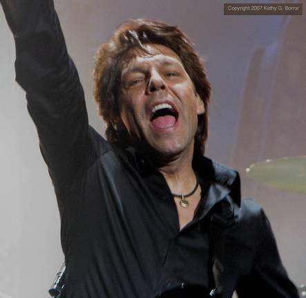 Kasim Sulton (with Meat Loaf) at the Mohegan Sun, 07/27/07 - photo by Kathy Borror