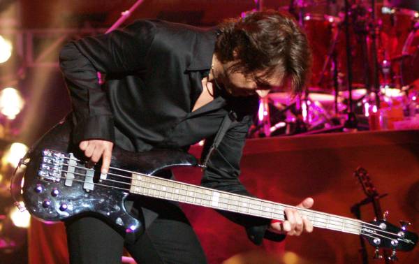 Kasim Sulton (with Meat Loaf) at the PNC Bank Arts Center in Holmdel, NJ, 07/29/07 - photo by Gary Goat Goveia