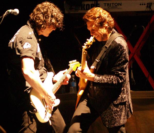 Kasim Sulton (with Meat Loaf) at the PNC Bank Arts Center in Holmdel, NJ, 07/29/07 - photo by Gary Goat Goveia